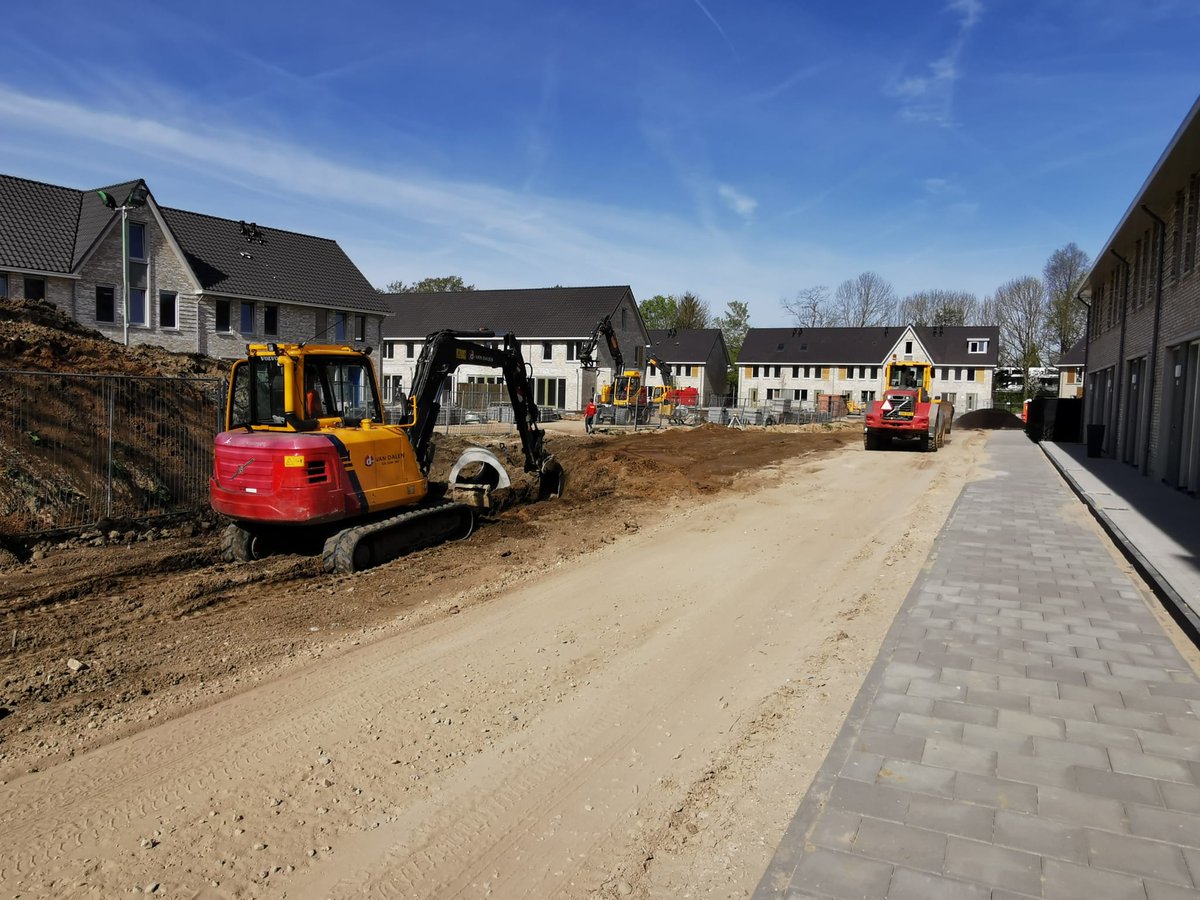 InfraVan's tweet photo. ℍ𝕠𝕗 𝕧𝕒𝕟 ℕ𝕚𝕛𝕞𝕖𝕘𝕖𝕟

Op het nieuwbouwplan Hof van Nijmegen zijn wij bezig met het grondwerk voor de wadi's. Allereerst wordt in de bodem van de wadi een drainagekoffer gemaakt en vervolgens wordt de bodem afgewerkt met drainage en filterlaag.

🟡🔴 👷🏻‍♂️👷🏻‍♀️ 🚧 🚮 🦺 ♻️ 🚛 https://t.co/H3lMZa1Slk