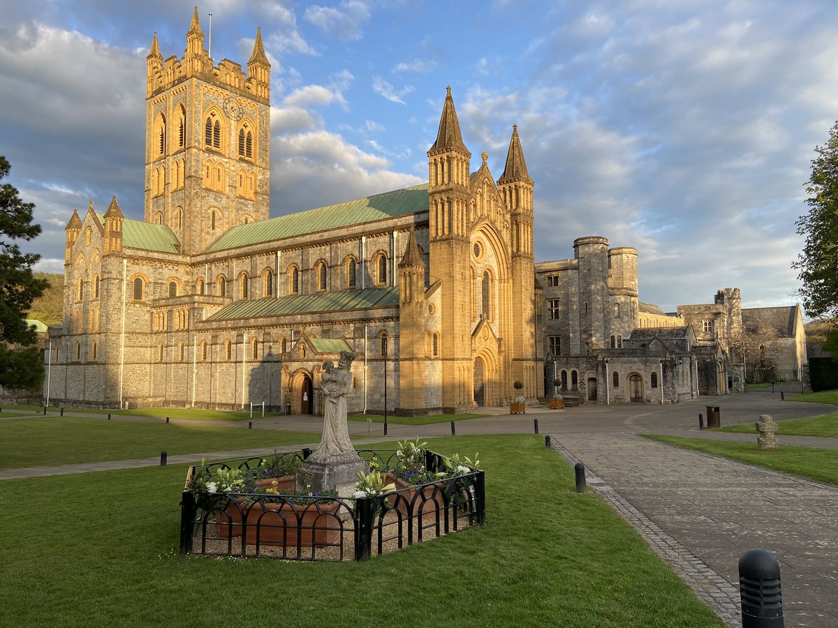 lisa_govie's tweet photo. So peaceful here. The Abbey looked stunning in todays sunset. #BuckfastAbbey #Buckfast #Sunset #serene #breakfromreality https://t.co/QGLGM05LUS