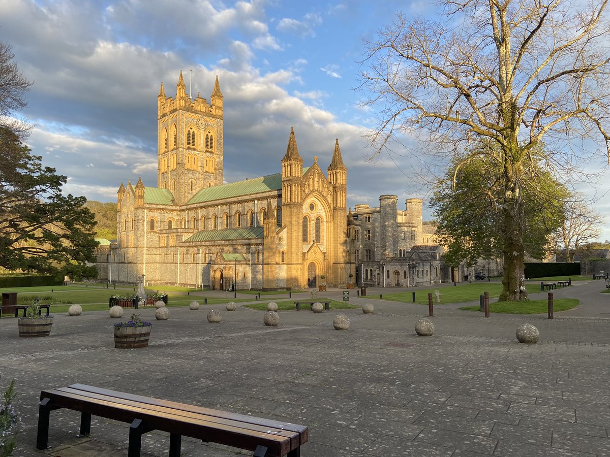 lisa_govie's tweet photo. So peaceful here. The Abbey looked stunning in todays sunset. #BuckfastAbbey #Buckfast #Sunset #serene #breakfromreality https://t.co/QGLGM05LUS
