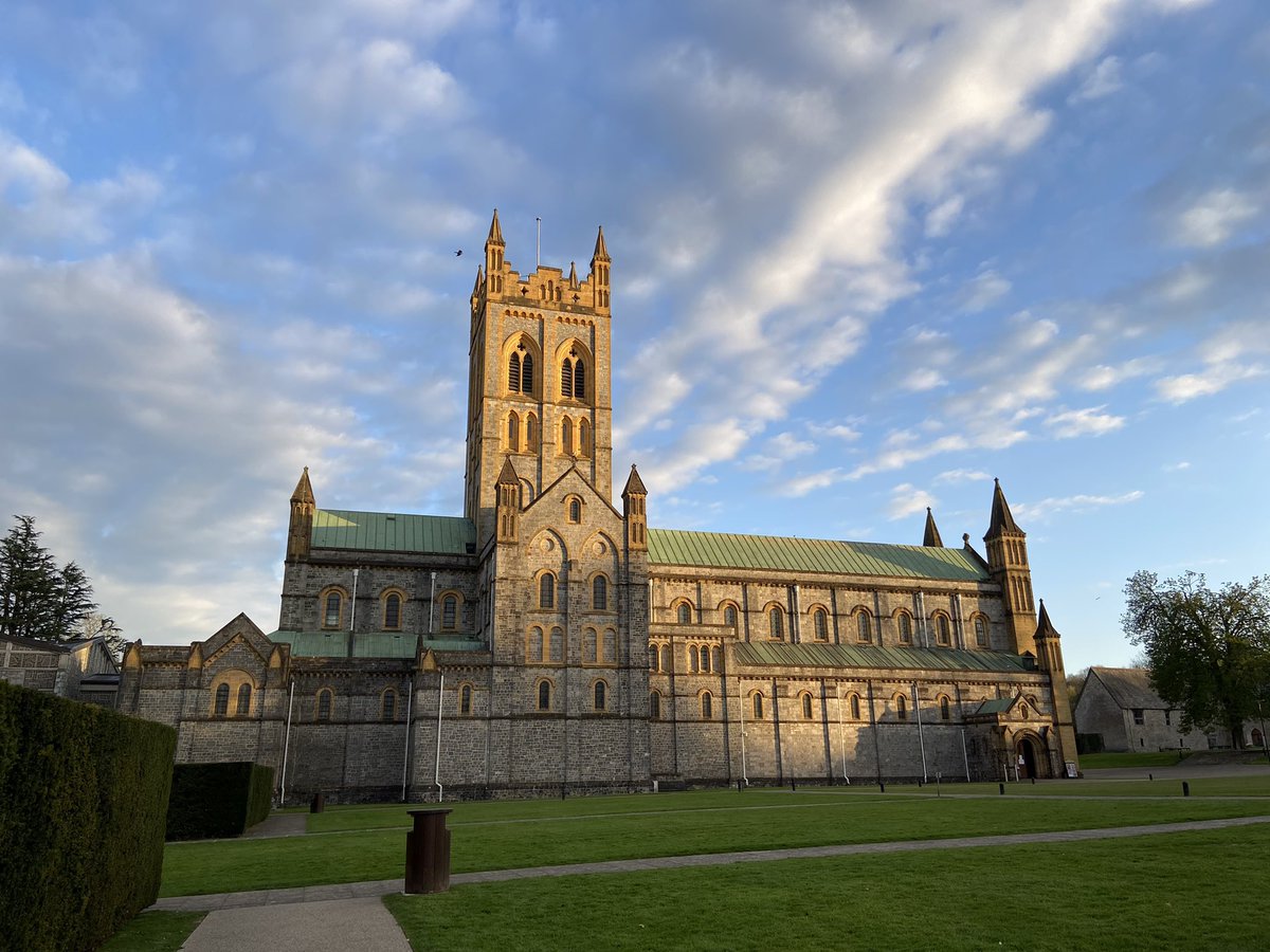 lisa_govie's tweet photo. So peaceful here. The Abbey looked stunning in todays sunset. #BuckfastAbbey #Buckfast #Sunset #serene #breakfromreality https://t.co/QGLGM05LUS