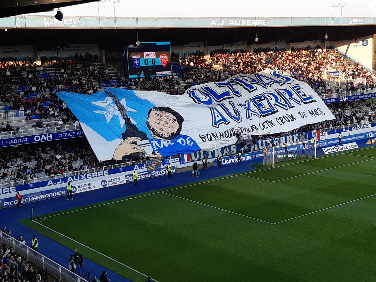 Belle victoire de l'<a href="/AJA/">AJ Auxerre</a> ce soir dans le derby contre Dijon 2-1. Tifo grandiose des <a href="/UltrasAuxerre90/">Ultras Auxerre 1990</a>. <a href="/GroupamaPVL/">Groupama Paris Val de Loire</a> partenaire de l'<a href="/AJA/">AJ Auxerre</a> , <a href="/Malherbe_B/">Baptiste Malherbe</a> . Fier d'être Auxerrois.
