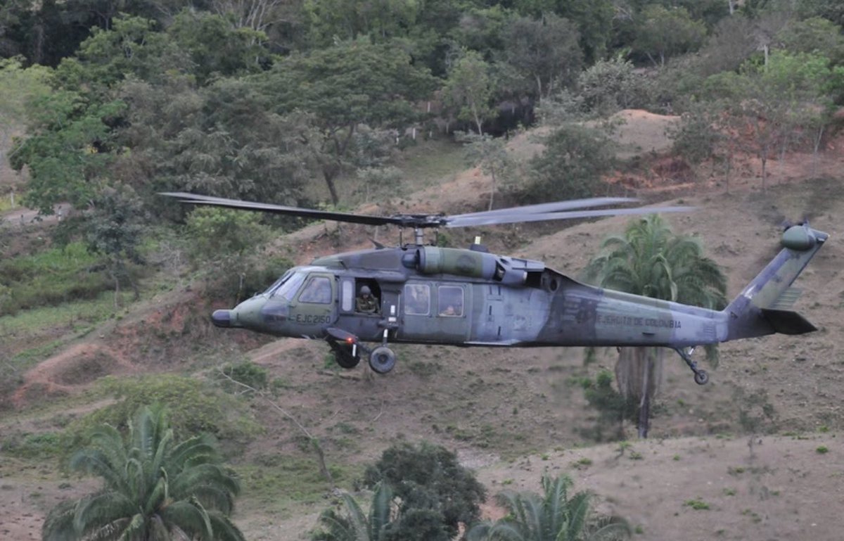 PucaraDefensa's tweet photo. El #BlackHawk pisa fuerte en #LATAM. Entrevista a Adam Schierholz de @Sikorsky en @FIDAE_OFICIAL 2022
@HelisDatabase #helicopter #helicoptero #alasrotativas #sh3h #seaking @FuerzaAereaCol @PoliciaColombia @marmilbr @fab_oficial #fms #fondef 

https://t.co/9q7Itl7UNa https://t.co/9GuqvSLLaZ
