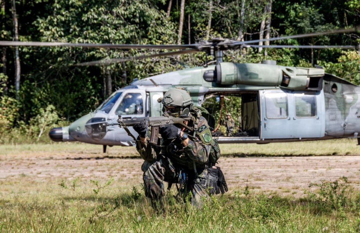 PucaraDefensa's tweet photo. El #BlackHawk pisa fuerte en #LATAM. Entrevista a Adam Schierholz de @Sikorsky en @FIDAE_OFICIAL 2022
@HelisDatabase #helicopter #helicoptero #alasrotativas #sh3h #seaking @FuerzaAereaCol @PoliciaColombia @marmilbr @fab_oficial #fms #fondef 

https://t.co/9q7Itl7UNa https://t.co/9GuqvSLLaZ