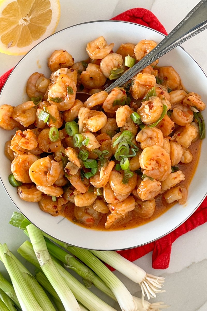 BringOnTheSpice's tweet photo. Chili garlic butter shrimp is spicy, buttery, and super quick to make! With a mixture of both sweet and spicy, this sauce is too addicting spooned over rice. 
https://t.co/wUNhob12ZH 
#shrimp #RecipeOfTheDay #seafood #foodie https://t.co/MaY2w1HQRN