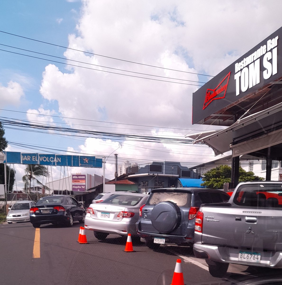 Alerta <a href="/ATTTPanama/">Autoridad del Tránsito</a> y @ProtegeryServir esto no tiene nombre. 1ro usurpan la acera y hasta medio carril. @andbus21 <a href="/EducacionVialP/">Fund. Educación Vial #Panamá</a> <a href="/TraficoCPanama/">Tráfico Panamá</a>