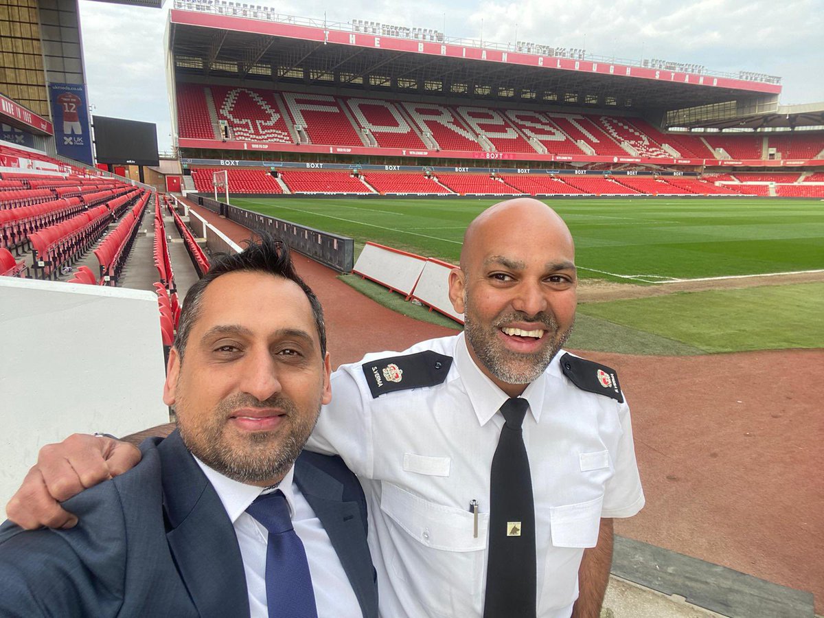 Me and <a href="/ImranRa24378608/">Imran Rafiq</a> <a href="/NFFC/">Nottingham Forest</a> before the <a href="/nottspolice/">Nottinghamshire Police</a> community youth event. No grass was harmed in this photo!