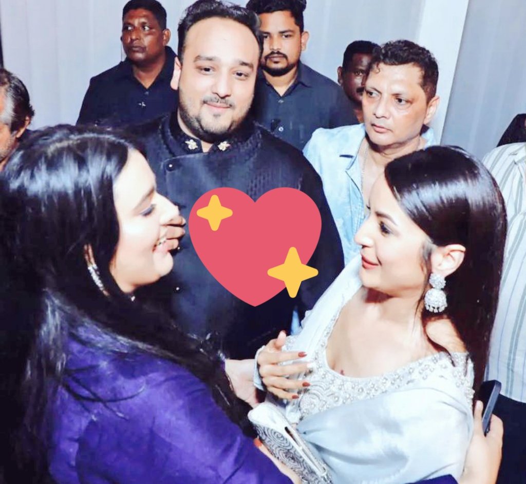 rasbaremdwasim's tweet photo. #ShehnaazGill with @zeeshan_iyc #arsiasiddique Nadeem Qureshi @BabaSiddique Iftar party #BabaSiddiqueIftaar #insidepics #Sidnaaz #SRK #SalmanKhan #ShahRukhKhan #Bollywood @ishehnaaz_gill https://t.co/Kl9o6MQ8F4