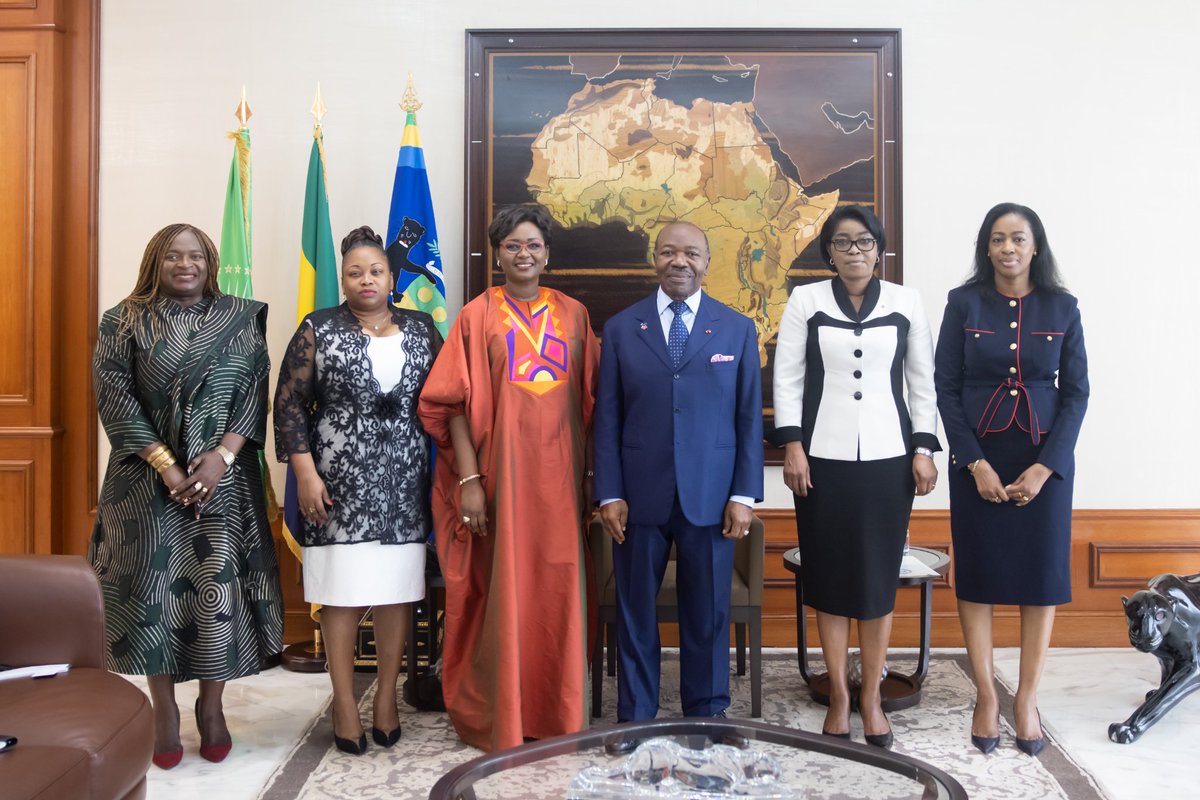 Smndong's tweet photo. Le @PresidentABO s’est vu décerner ce jour au Palais Rénovation la Distinction « HeforShe » de l’#ONU Femmes des mains de Madame Oulimata Sarr, Directrice Régionale Pour l’Afrique de l’Ouest et du Centre de cette organisation onusienne.
#continuons #montypo https://t.co/thtOsiAyLB