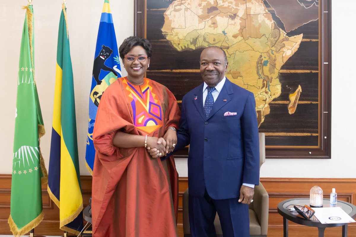 Smndong's tweet photo. Le @PresidentABO s’est vu décerner ce jour au Palais Rénovation la Distinction « HeforShe » de l’#ONU Femmes des mains de Madame Oulimata Sarr, Directrice Régionale Pour l’Afrique de l’Ouest et du Centre de cette organisation onusienne.
#continuons #montypo https://t.co/thtOsiAyLB
