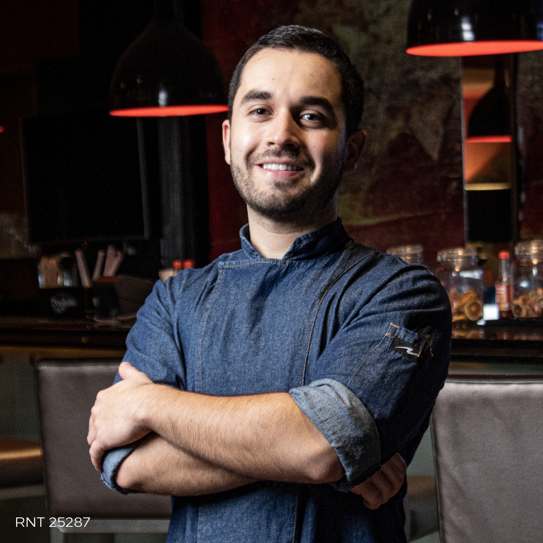 🍴Te presentamos a nuestro chef pastelero Alejandro Gutierrez👨🏻‍🍳 Él es un experto contando historias a través de postres, y te está esperando para deleitar tu paladar con preparaciones de otro nivel.😎

RESERVAS: +57 601 600 6100 ext 2611
bogota.events@hilton.com
#Hilton #Foodie