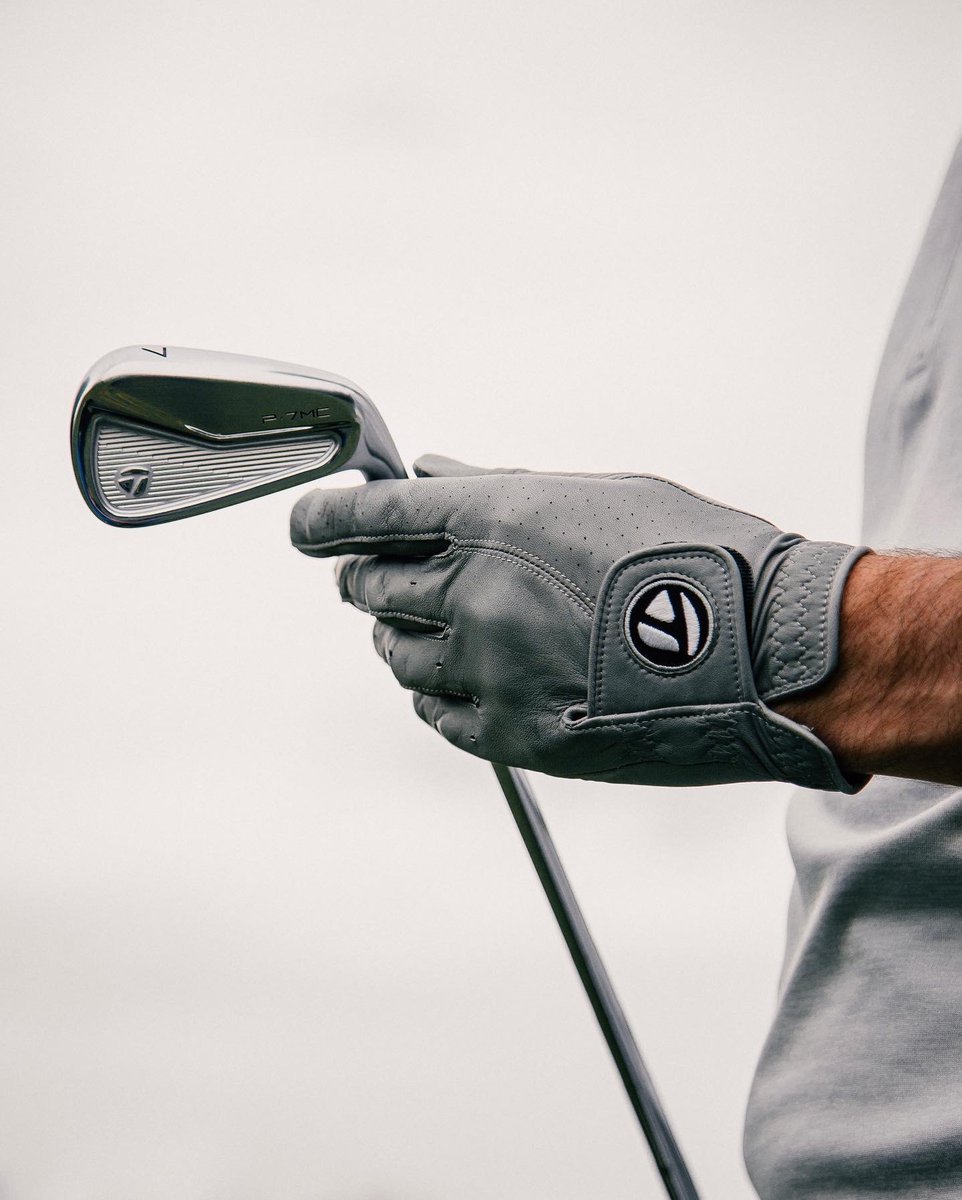 TaylorMadeCA's tweet image. 164 yards out. The pin is tucked in the front left corner surrounded by pit bunkers. The wind is pulling off the right. What club are you pulling? #P7MC