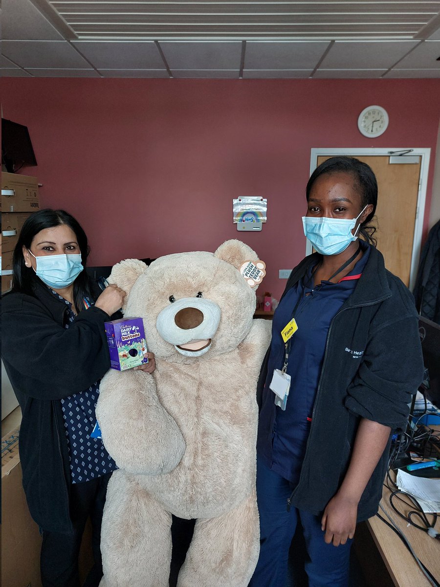 P_e_t_r_a____'s tweet photo. Huge thank you to #wetherspoon for dropping of a donation for our teams. Nurse Bear Tabitha Rose will be patiently waiting for new home, watch this space ๐
#SpiritofEaster #nhs #thankyou #nurses #NursesDay https://t.co/GeZU1pt8EE