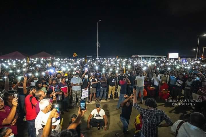 Jamz5251's tweet photo. Protestors in Galle Face hold their flash lights and go silent to remember the victim who was killed in #Rambukkana today when police opened fire. 

Pic - @ThilinaKalu https://t.co/uhxvyNZ4N0