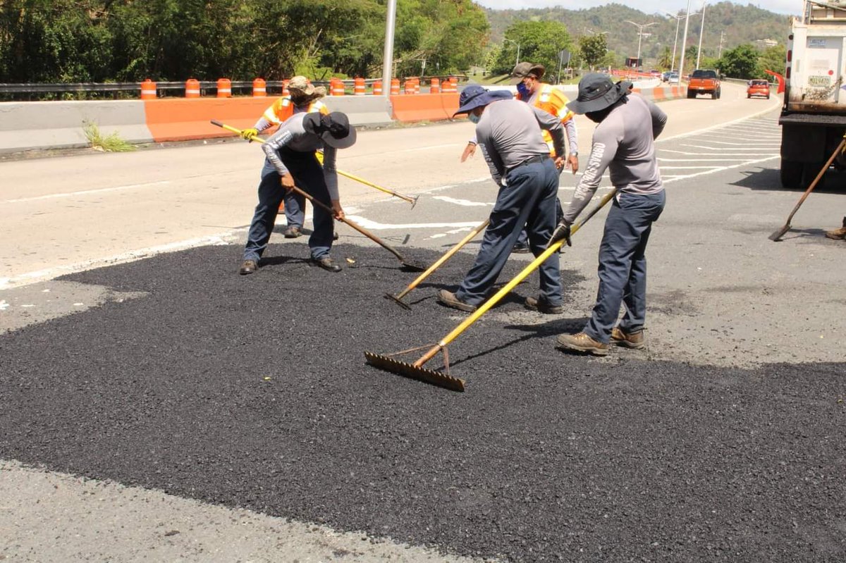MHumacao's tweet photo. Personal del Departamento de Obras Públicas Municipal llevó a cabo trabajos de bacheo en la Carretera PR-60, KM 3, salida hacia el Colegio San Benito.
#HumacaoCiudadQueBrilla https://t.co/5IY8D78jfW