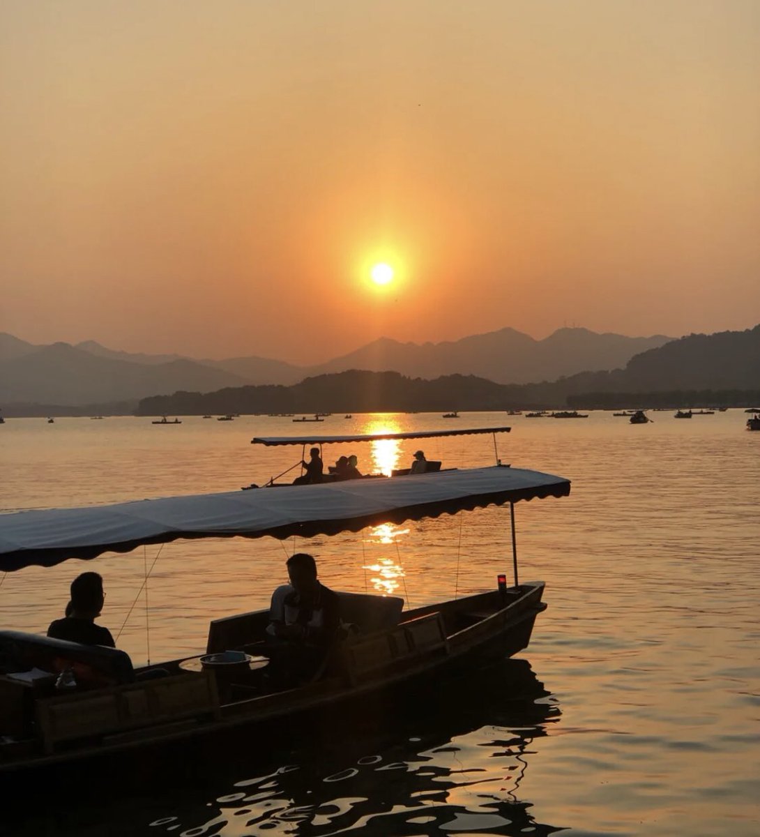 liya53737518's tweet photo. I want to find a treasure boy to watch the sunset and have a romantic time together.☺️ https://t.co/bwdiPW4Poe