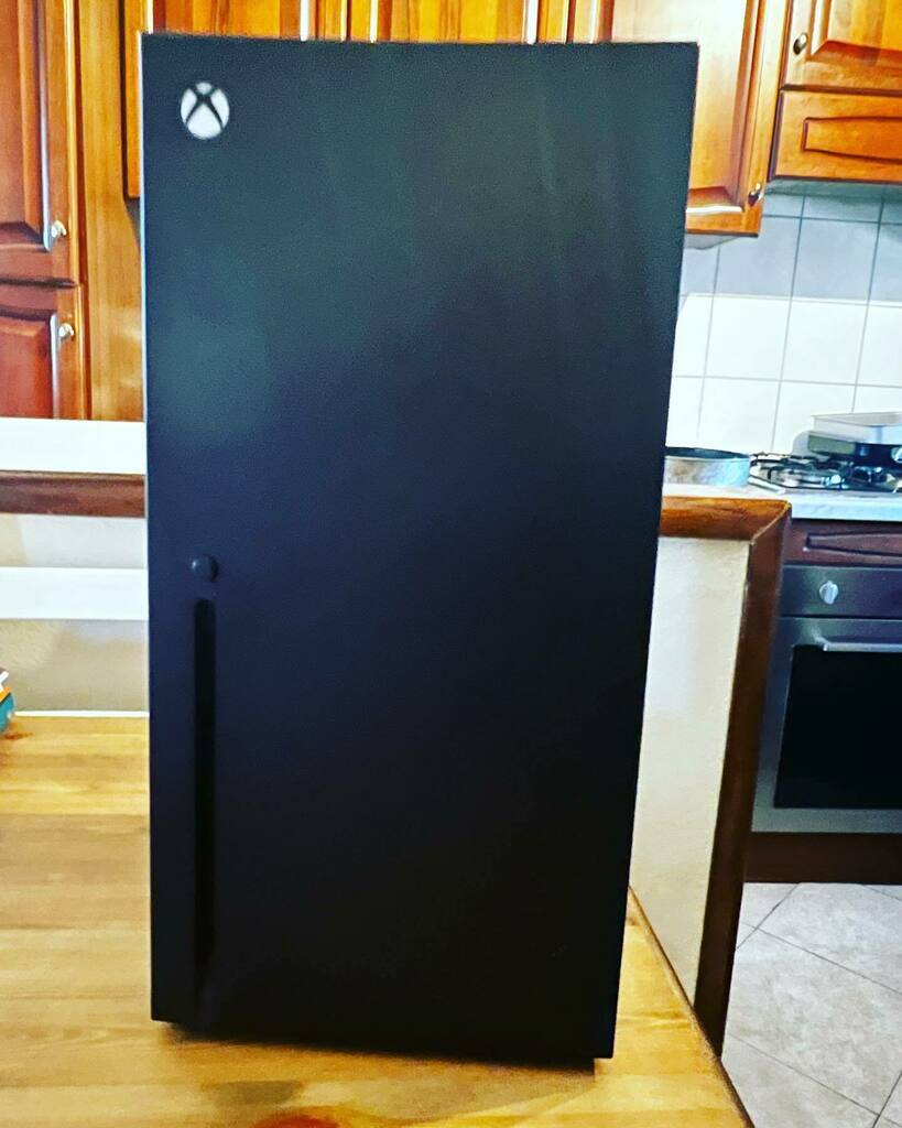 nerd_master's tweet image. Finalmente è arrivato, ora sono in dubbio se tenere al fresco le bevande o i giochi 😂😂
#microsoft #xbox #xboxseriex #xboxfridge #art #mycollection #gadget #videogame #videogames #twitch #twitchitalia #twitchstreamer