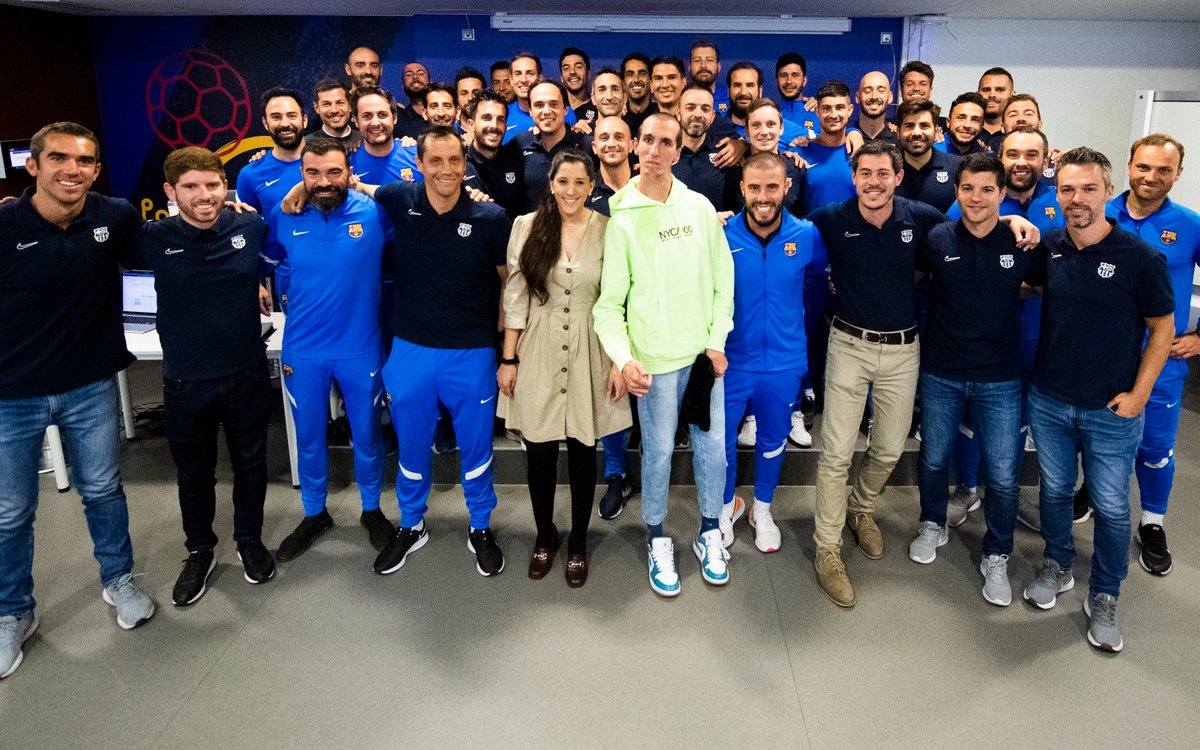 BarcaAcademy's tweet photo. 💙❤️ Comencen les formacions anuals dels Directors de Projecte Local de les Barça Academy de tot el món amb la xerrada de l'ambaixador de la @FundacioFCB  Àlex Roca. Motivació màxima!! Gràcies @alexroca91!! 😍😍😍 https://t.co/soxS5jFhjL