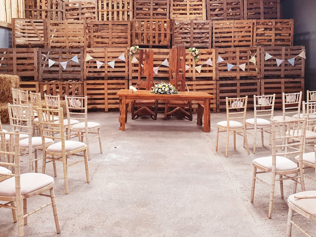 TheOaksBarn's tweet photo. 🌳 T h e   L o g   B a r n  🌿
The calm before the ceremony starts 🥂⭐✨ 
#BarnWeddingVenue #BarnWedding #WeddingVenue #RusticWeddingVenue  #RusticWeddingDecor #RusticWeddingStyling #WeddingDetails  #YourDayYourWay #civilceremony #staffordshirewedding #staffordshiremoorlands https://t.co/JxqumFKwka