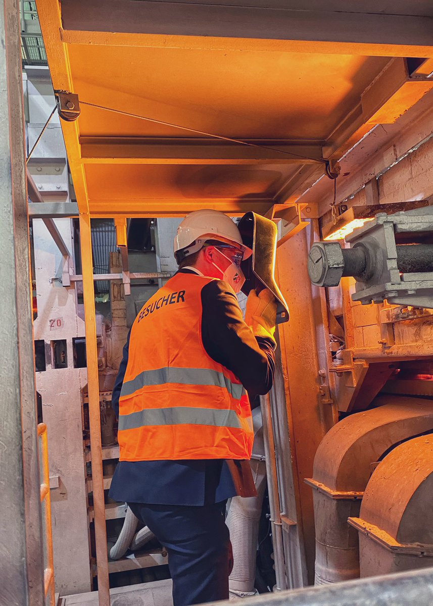 Unterwegs mit <a href="/HendrikWuest/">Hendrik Wüst</a> wenige Wochen vor der NRW-Landtagswahl: mittags deutliche SPD-Schelte wegen derzeitiger „unentschlossener“ #Russland-Politik, nachmittags in einer Glasfabrik zeigt Wüst dann viel Verständnis für Energielieferungen an die NRW-Industrie. #ltwnrw