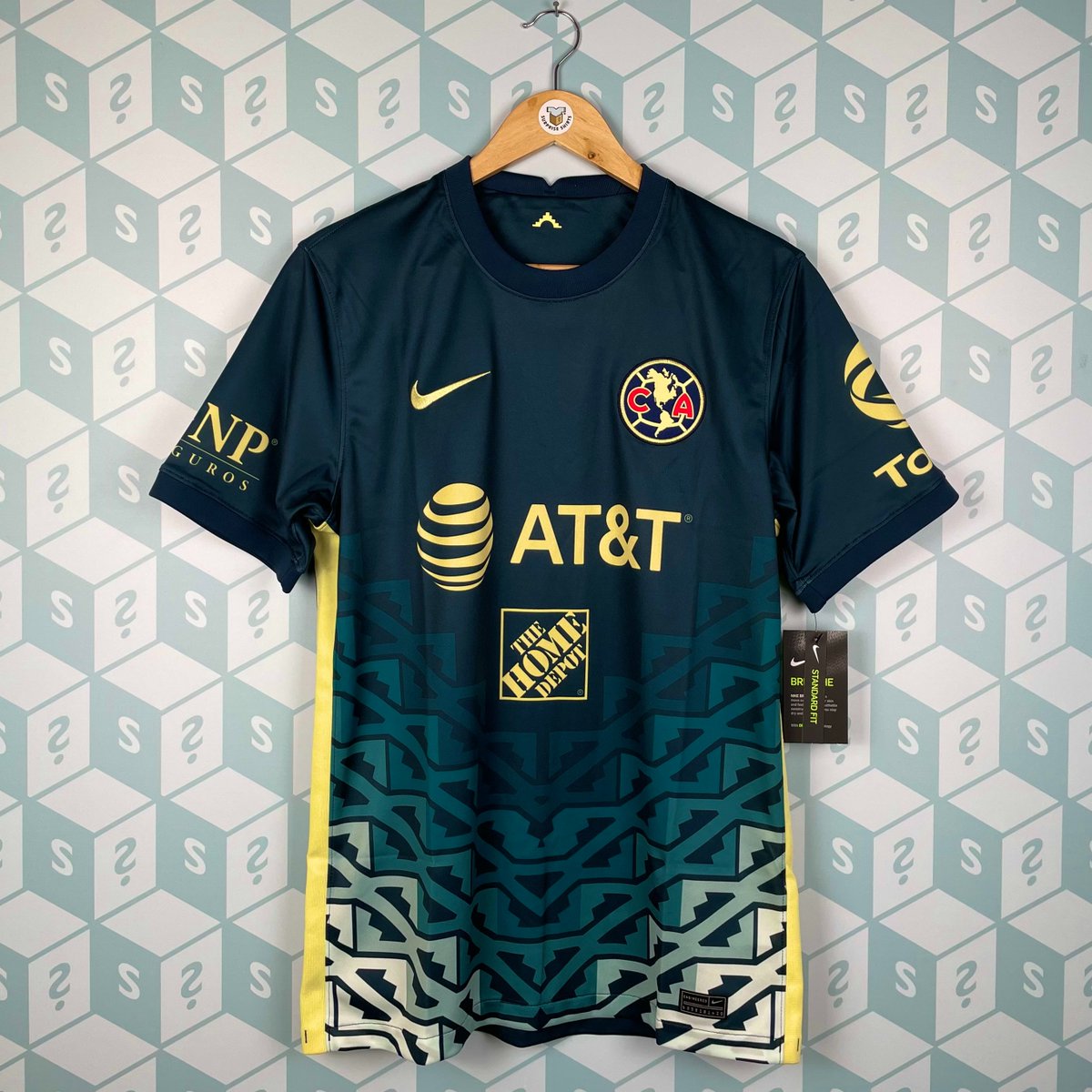 SurpriseShirts's tweet photo. If Leicester WIN against Everton tonight, we'll giveaway a https://t.co/4LKMjpRTlz Mystery Box! 🦊🔵

👇 How to enter
♻️ Retweet
✅ Follow us

That's it! Good luck 🍀 https://t.co/jSJA5AUdzn