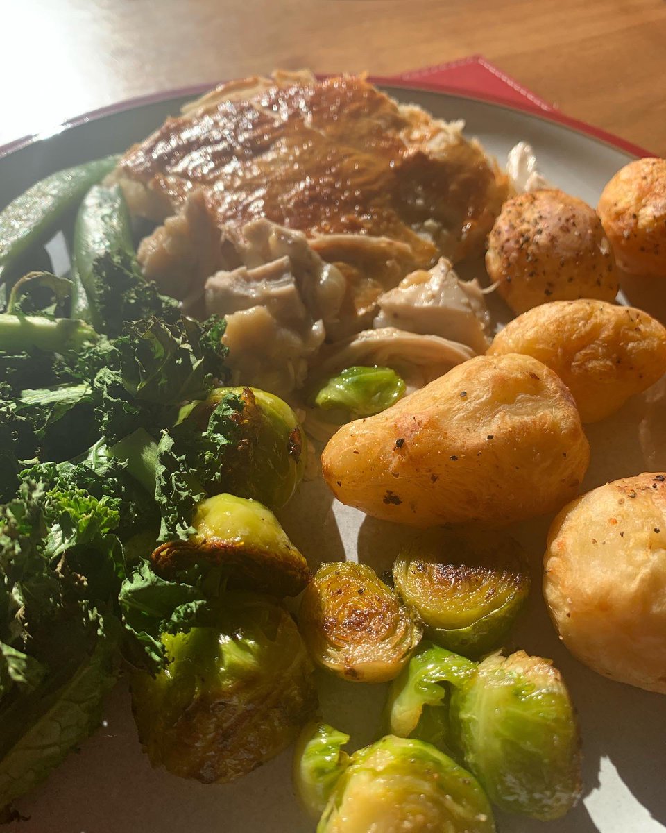 Debs_Hamilton29's tweet photo. Chicken and mushroom pie for tonight’s dinner. Served with little roastie potatoes, sautéed Brussels sprouts, sugar snap peas and crispy kale. #crohnscookingandme #crohnsdiet #autoimmunestrong #eatingwell #healingfood https://t.co/uqfGTZ98xE