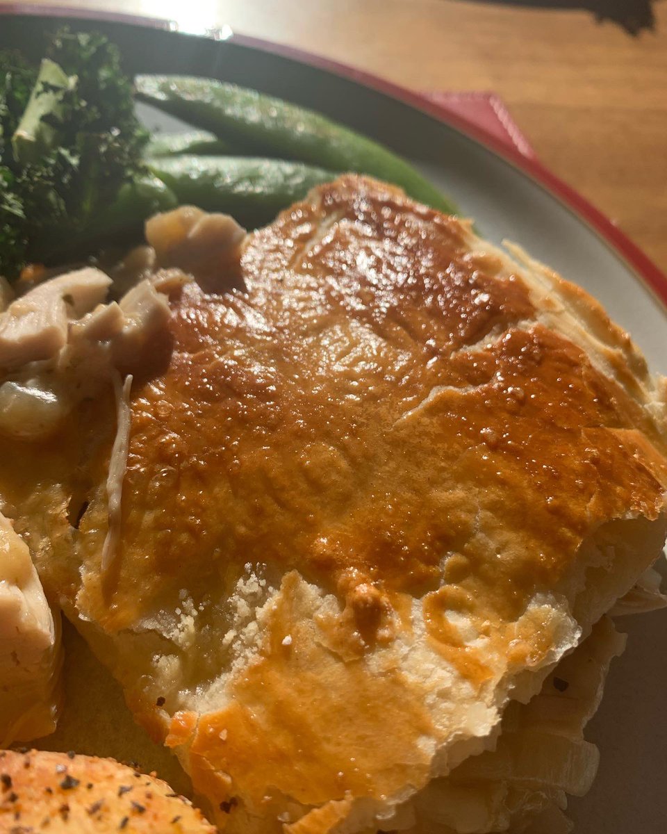 Debs_Hamilton29's tweet photo. Chicken and mushroom pie for tonight’s dinner. Served with little roastie potatoes, sautéed Brussels sprouts, sugar snap peas and crispy kale. #crohnscookingandme #crohnsdiet #autoimmunestrong #eatingwell #healingfood https://t.co/uqfGTZ98xE