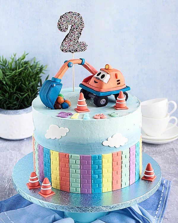 back_bienchen's tweet photo. Der kleine Elias feiert heute seinen 2. Geburtstag und er liebt Bagger. Habt noch einen schönen Abend 🥰🖐 #happybirthdaycake https://t.co/sXLt0w9kay
