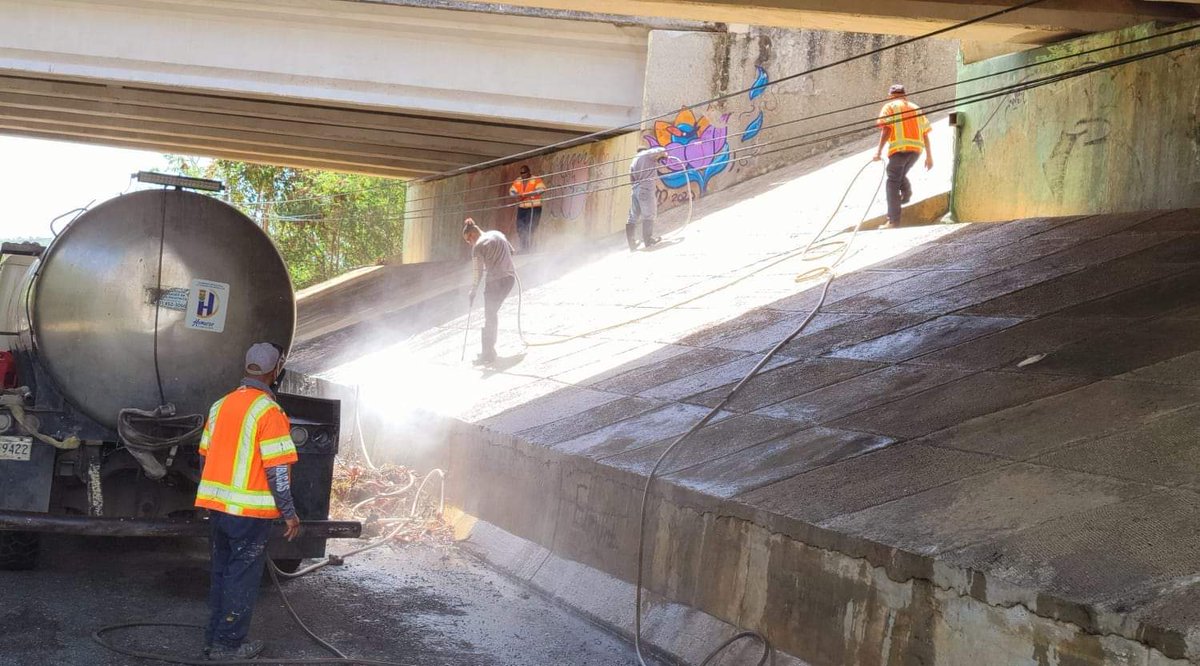 MHumacao's tweet photo. Brigadas municipales realizan trabajos de limpieza debajo del puente de la PR-53, en la Carretera 925 en el Sector Junquito.
#HumacaoCiudadQueBrilla https://t.co/qIMZ9wdZVS