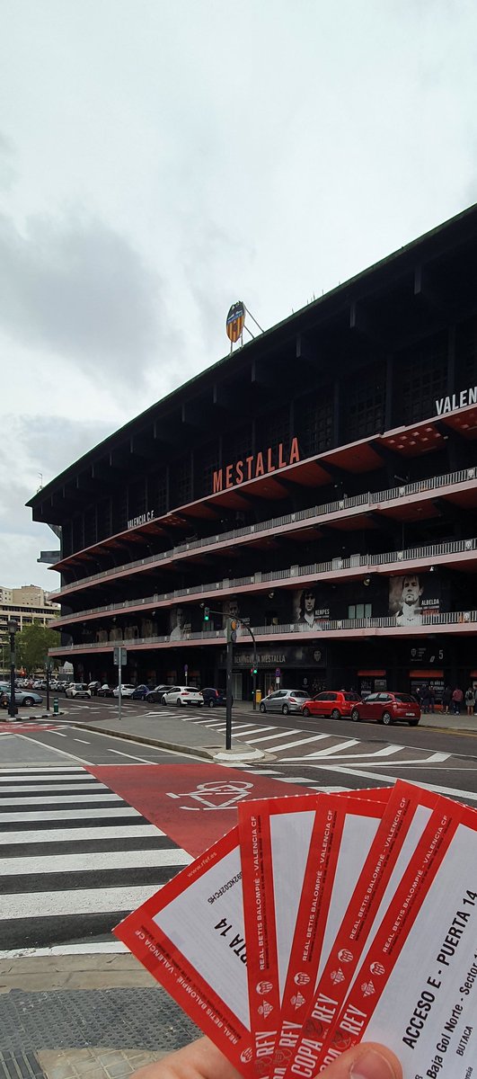 <a href="/SergioSantos83/">SergioSM 🦇🦇 V C F</a> <a href="/Pask_69/">Pask Baviera💯</a> <a href="/SantiBaviera/">Santi Baviera</a> <a href="/19Ruben83/">Rubén.</a> 
A per la copa!!! <a href="/valenciacf/">Valencia CF</a> #amuntvalencia #lorenzomorales #lagotafria #ayayayyyyconsuelo