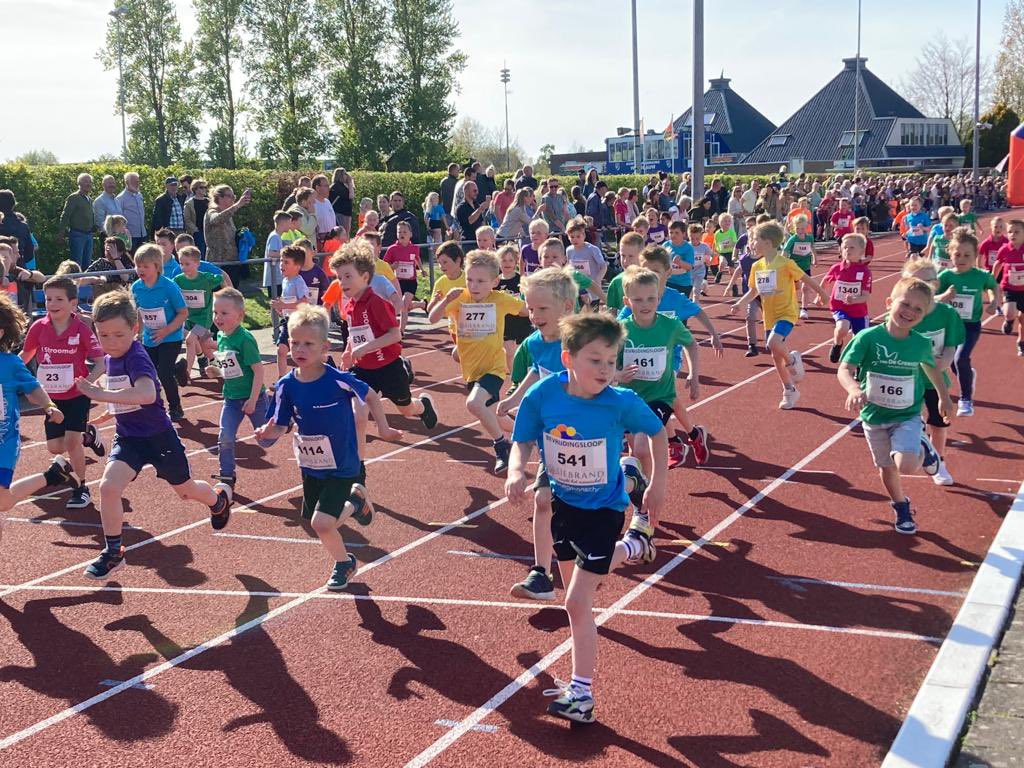 Kamper scholieren lopen voor de vrijheid! 

Na twee jaar is deze sportieve herinnering aan de bevrijding van Kampen in 1945 weer voortgezet, ditmaal op een heerlijk zon-overgoten dag! #Kampen #bevrijding #Kamperoranjevereniging #AVIsala