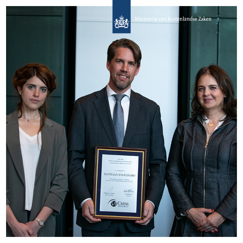 MinBZ's tweet photo. Als plaatsvervangend ambassadeur zette Bastiaan Engelhard zich in voor mensenrechtenverdedigers op Cuba. Vandaag ontving hij de @CADAL mensenrechtenprijs voor zijn werk.

"Ik vind het belangrijk dat iedereen gehoord wordt, dat iedereen zich mag uitdrukken."

Lees het interview ⤵️