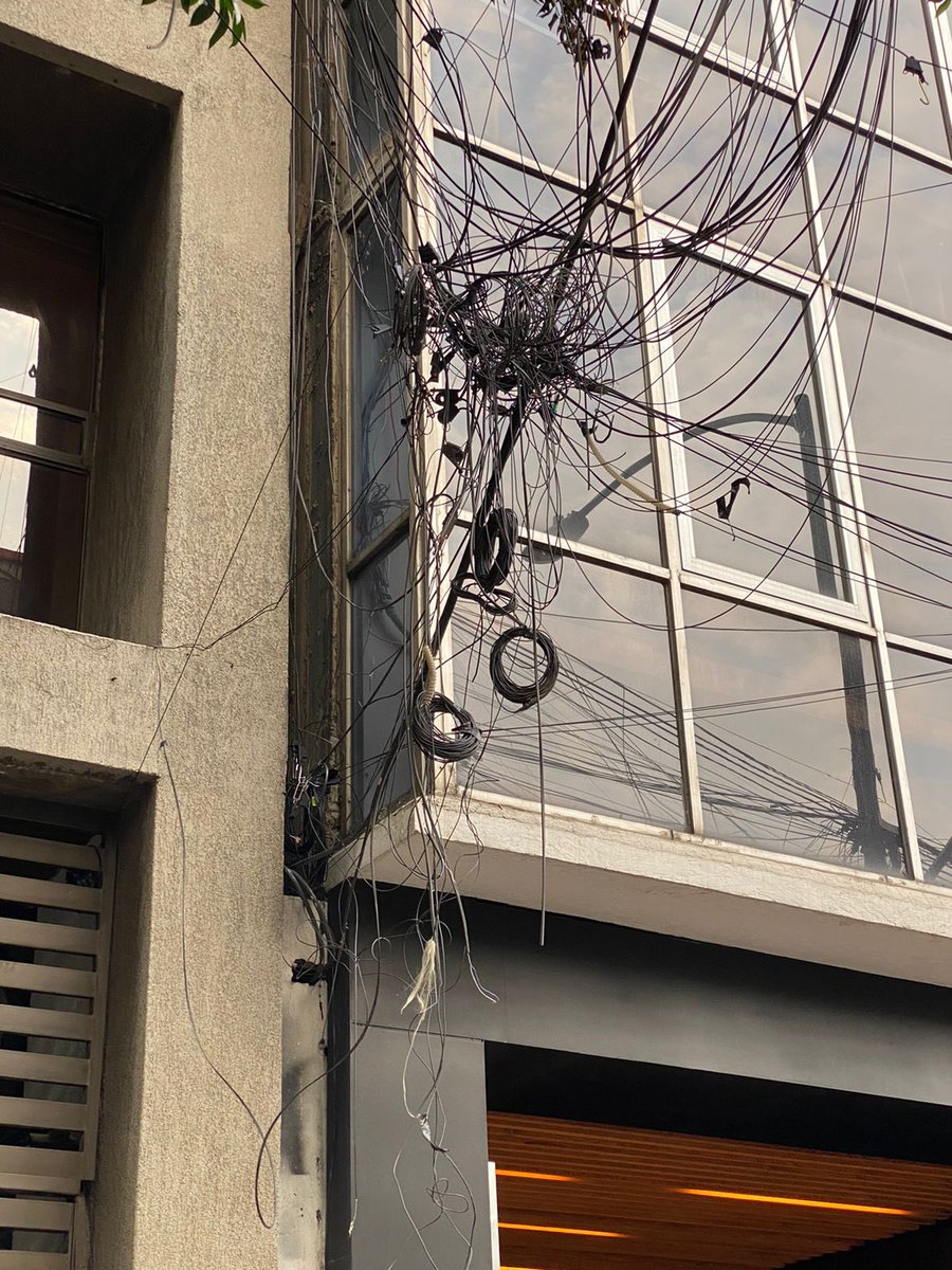 Wichaaaa's tweet photo. @mauriciotabe @UNACDMX_OFICIAL Sobre la calle de descartes entre Darwin y Víctor Hugo. Dejo las horribles telarañas de cables que solo dejan ahí bolas y sin retirar los cables que ya no funcionan. https://t.co/CanEw75uTO