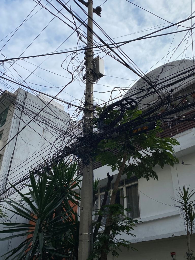 Wichaaaa's tweet photo. @mauriciotabe @UNACDMX_OFICIAL Sobre la calle de descartes entre Darwin y Víctor Hugo. Dejo las horribles telarañas de cables que solo dejan ahí bolas y sin retirar los cables que ya no funcionan. https://t.co/CanEw75uTO
