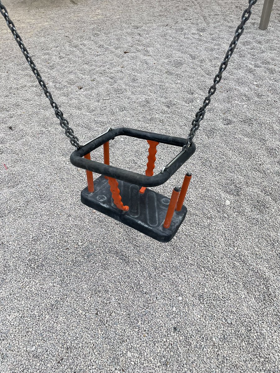 PabloGarGut's tweet photo. Nueva Plaza de España. Un solo columpio infantil en todo el parque y ya está destrozado. Por favor, más cestas y reparaciones de las mismas @MADRID @MadridProyecta https://t.co/JK9O8EgklI