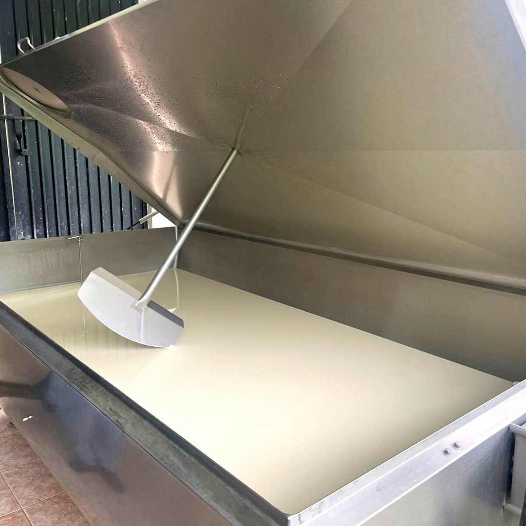 CarchiPrefectur's tweet photo. #ReactivaciónProductiva
Productores y productoras de leche 🐄nos acompañaron en un recorrido por algunos #hatos lecheros así como plantas queseras. Estas iniciativas son fortalecidas en el marco del proyecto #CarchiLácteo que impulsa el FIEDS - Fondo Ítalo Ecuatoriano. https://t.co/mNka7twD7V