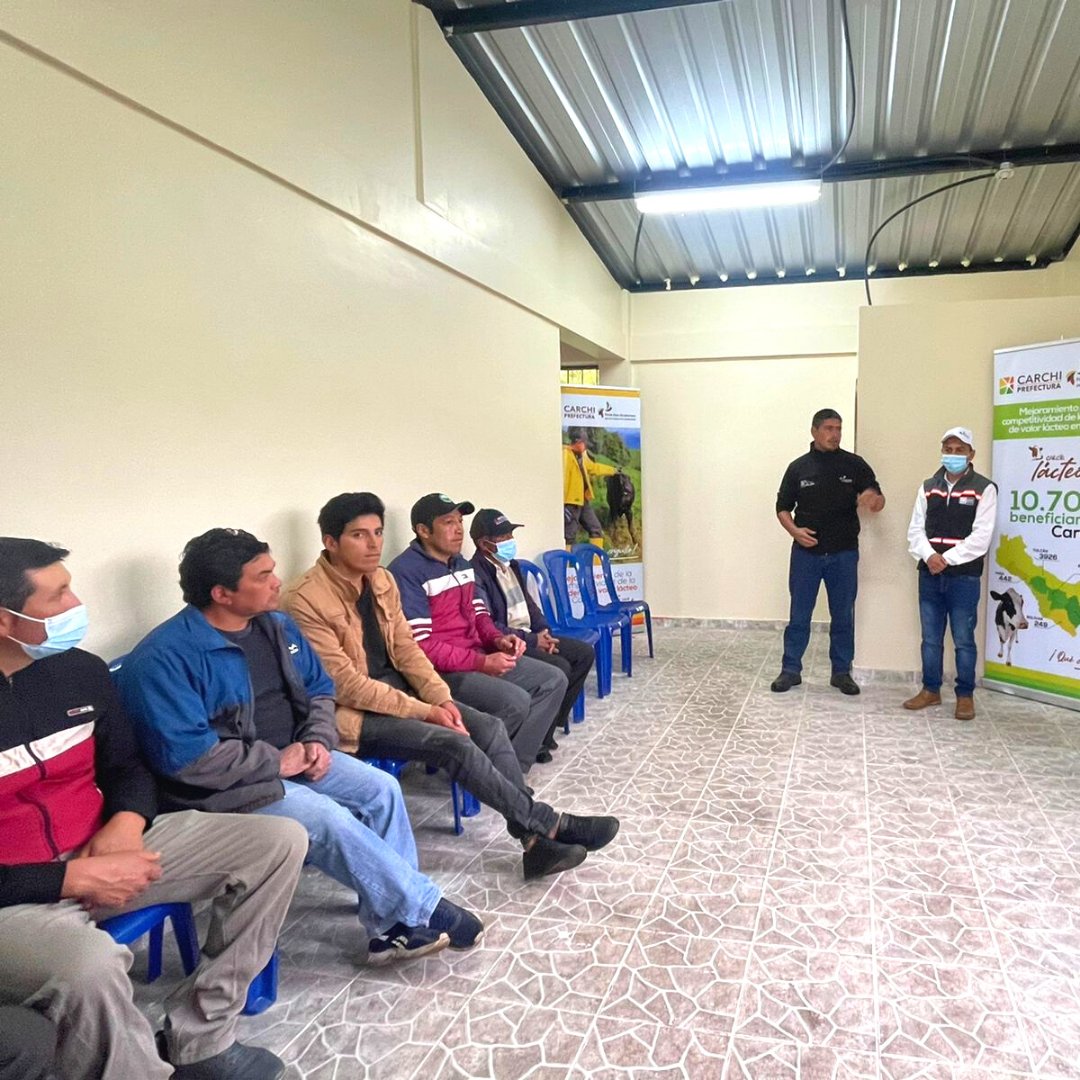 CarchiPrefectur's tweet photo. #ReactivaciónProductiva
Productores y productoras de leche 🐄nos acompañaron en un recorrido por algunos #hatos lecheros así como plantas queseras. Estas iniciativas son fortalecidas en el marco del proyecto #CarchiLácteo que impulsa el FIEDS - Fondo Ítalo Ecuatoriano. https://t.co/mNka7twD7V