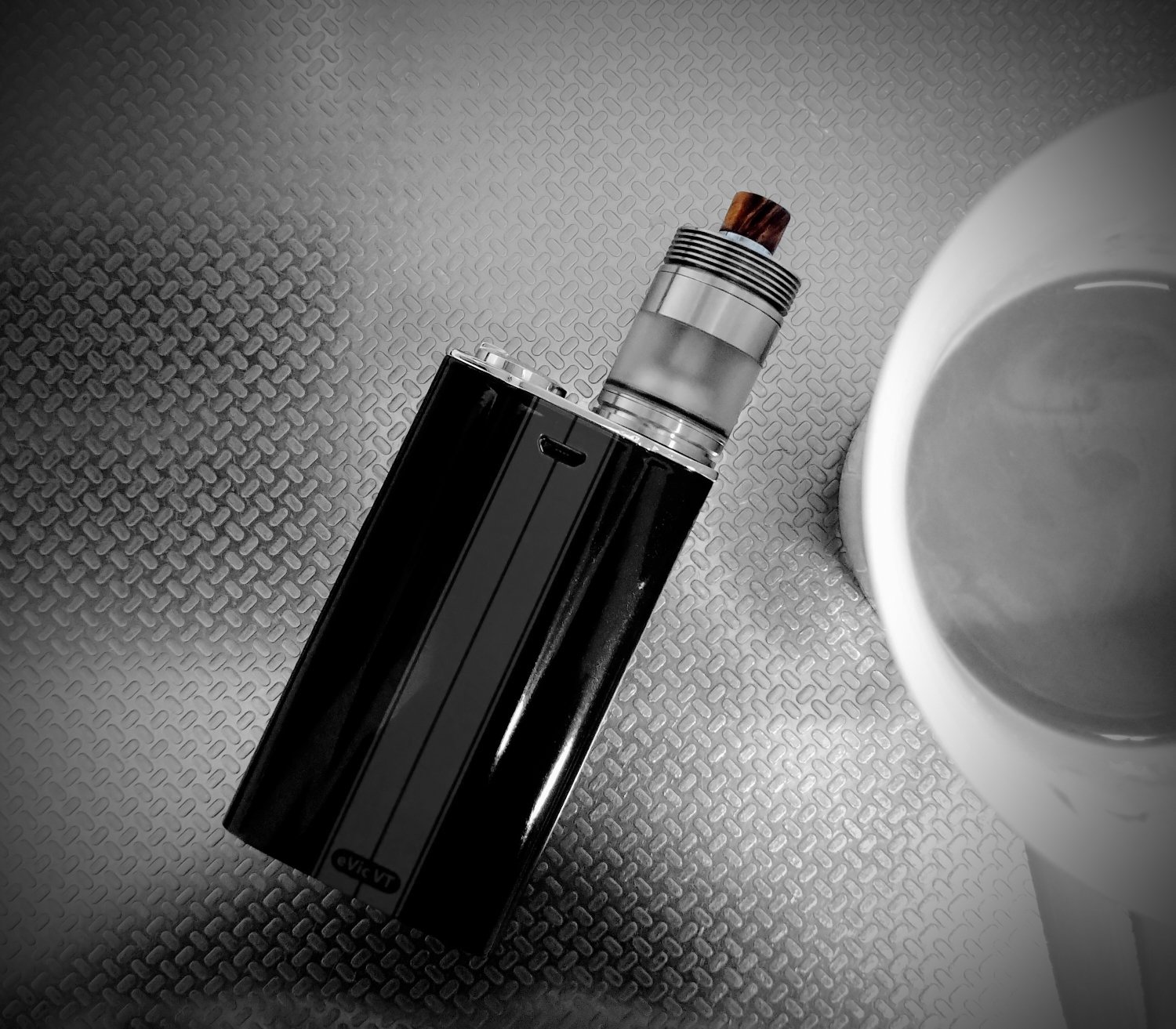 Vaper Box カラー画像をモノクロにするだけで 何割か増しに見える気がする モノクロ画像を一部だけカラーにすると 更に良く見える気がする モノクロ画像 モノクロ写真 白黒画像 白黒写真 モノクロにするだけで哀愁漂う Vape パイオニアrta