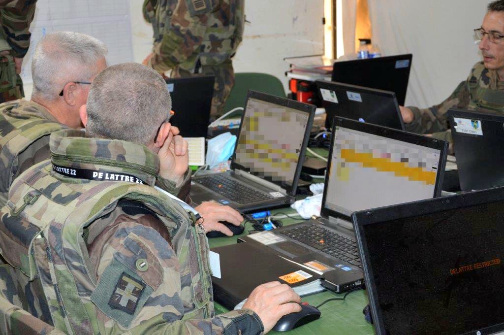 1reDivision's tweet photo. 👉 PC de la @7e_brig_blindee. L'exercice #DELA22 est aussi une évaluation avant projection de la brigade. "C'est un travail de longue haleine. Nous sommes la 1re brigade scorpionisée, sur le système SICS, a prendre l'alerte. - GBR DU GARDIN à la tête de la 7e BB.
#NotreDefense https://t.co/TB8N7tOSK6