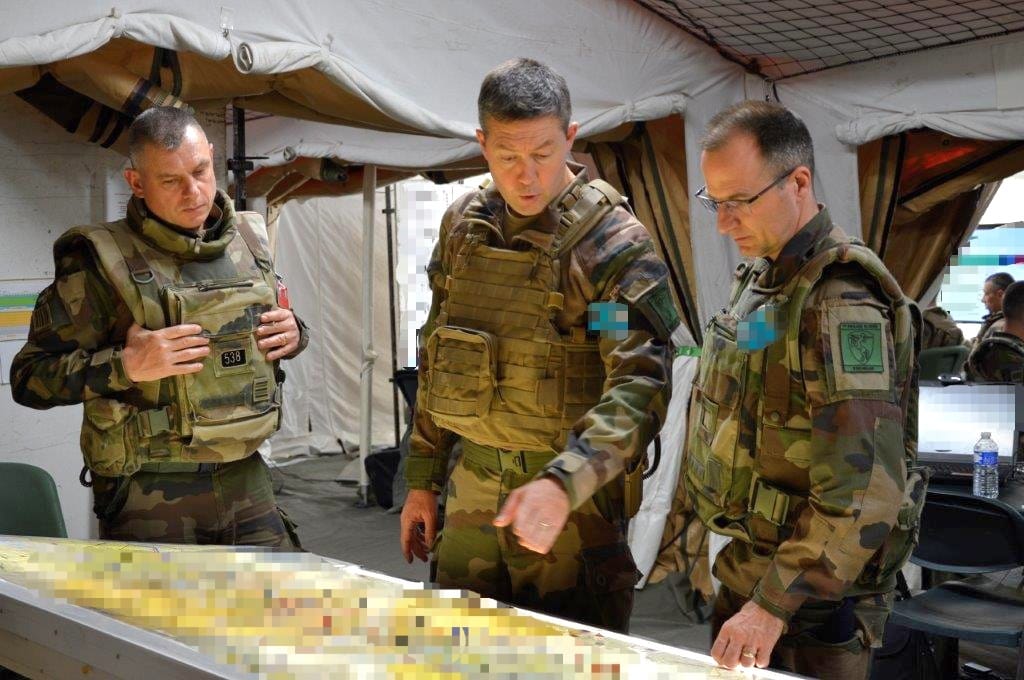 1reDivision's tweet photo. 👉 PC de la @7e_brig_blindee. L'exercice #DELA22 est aussi une évaluation avant projection de la brigade. "C'est un travail de longue haleine. Nous sommes la 1re brigade scorpionisée, sur le système SICS, a prendre l'alerte. - GBR DU GARDIN à la tête de la 7e BB.
#NotreDefense https://t.co/TB8N7tOSK6