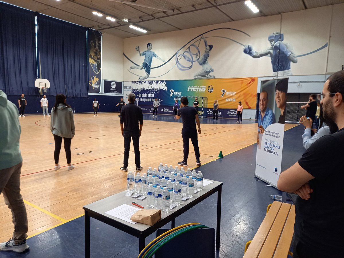 OZ_Pole_Emploi's tweet photo. Pôle Emploi de Palaiseau et le Massy Essonne Handball MEHB club en partenariat pour la 1ère édition du HandEmploi. Recruter à travers les valeurs du sport, une belle initiative à renouveler. Merci au Club MEHB, aux recruteurs et candidats présents qui ont joués le jeu ! #MEHB https://t.co/fsLcj4O4HM