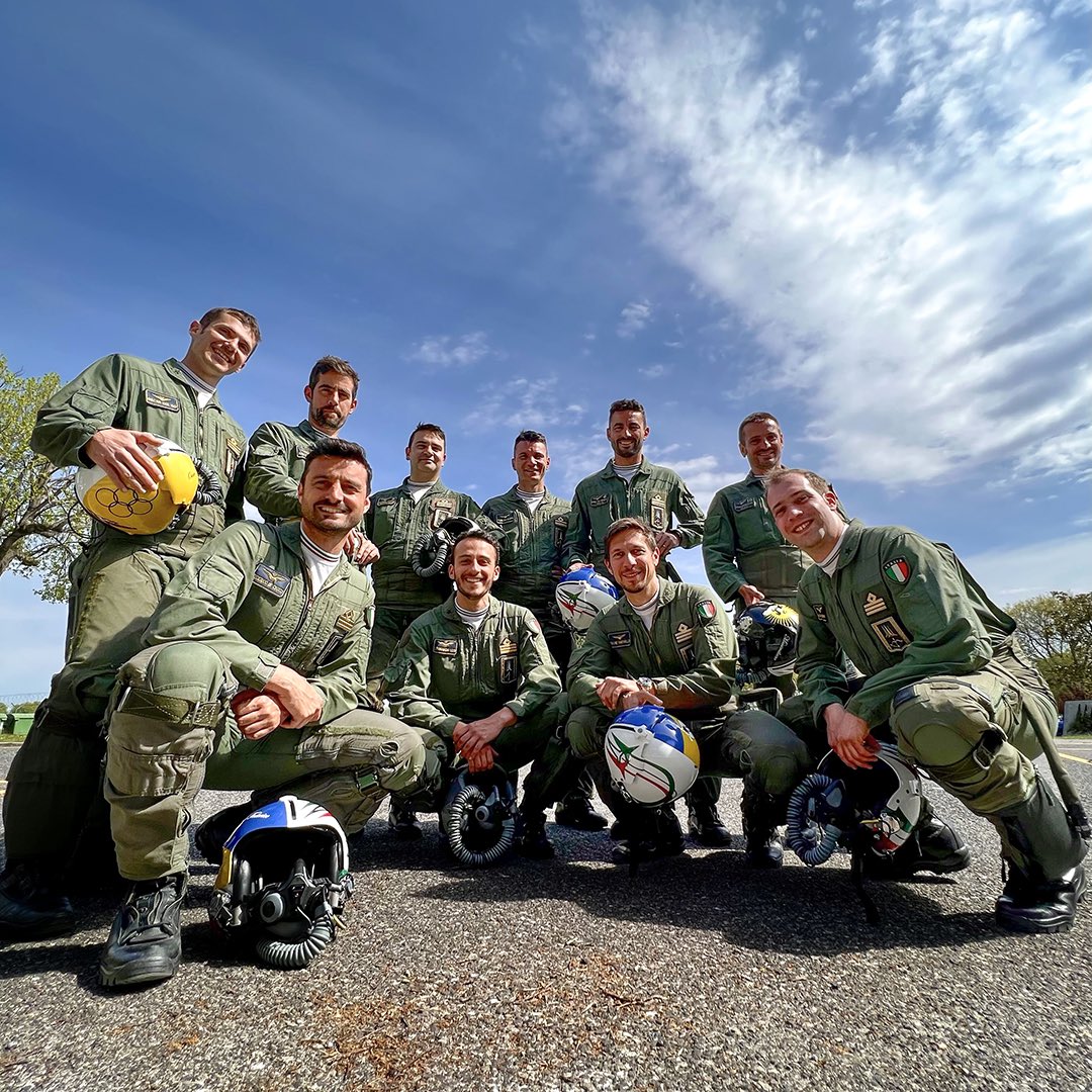 FrecceTricolori's tweet photo. Grazie all’impegno di tutti, oggi abbiamo raggiunto l’importante traguardo del primo volo con tutti e 10 i velivoli. Un grande risultato di questo intenso periodo di addestramento della Formazione 2022, aspettando la 62ª stagione acrobatica delle #FrecceTricolori https://t.co/AIQlFnRqcV
