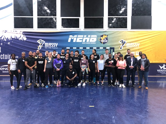 OZ_Pole_Emploi's tweet photo. Pôle Emploi de Palaiseau et le Massy Essonne Handball MEHB club en partenariat pour la 1ère édition du HandEmploi. Recruter à travers les valeurs du sport, une belle initiative à renouveler. Merci au Club MEHB, aux recruteurs et candidats présents qui ont joués le jeu ! #MEHB https://t.co/fsLcj4O4HM