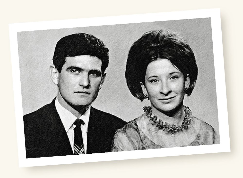 ZencerroCom's tweet photo. SARASA fue el fruto de una historia de amor: Rafael Rubio, sevillano, y Carmen Sarasa, navarra. Se encontraron cuando él vino para trabajar como tonelero, fabricando las barricas con las que se exportaba el pimiento a EEUU. De aquello hace ya 50 años. https://t.co/hKnOyZyymb