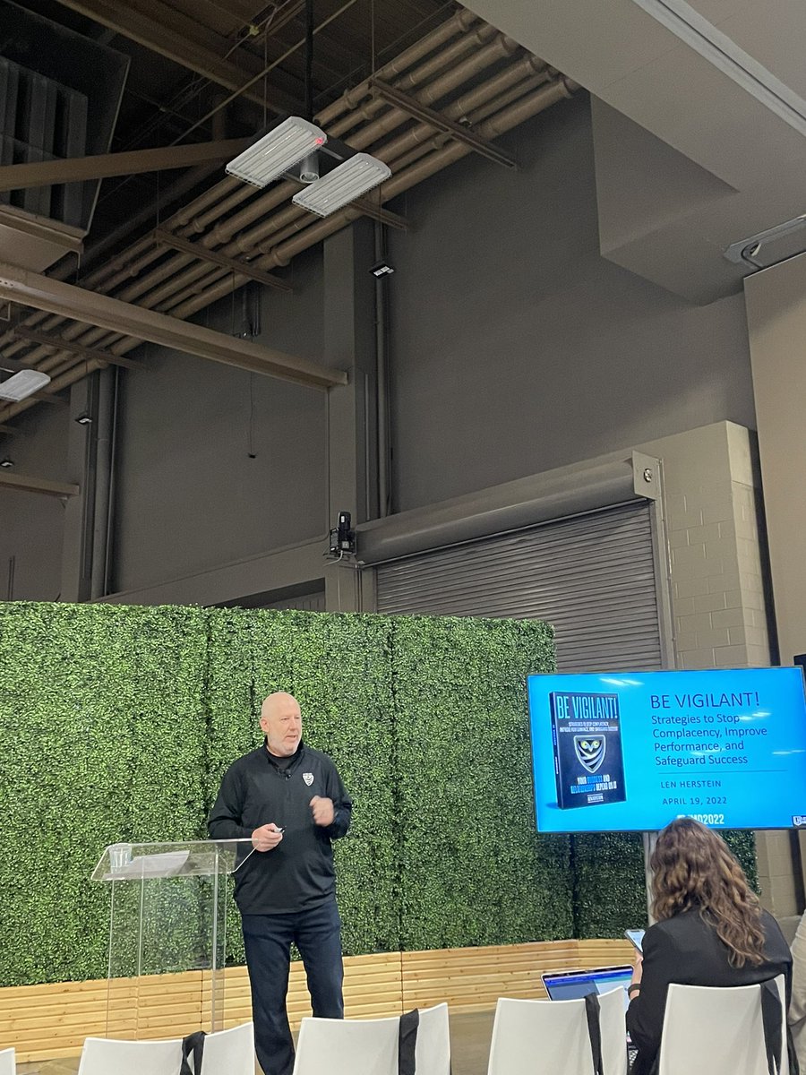 arynod's tweet photo. @lenherstein “Complacency kills businesses.” #IMD22 #IMDAustin #facetofacemrx @GreenBook @insightsmktgday @LittleBirdMktg @keenasmustard @fieldworkinc https://t.co/a506gstGvA