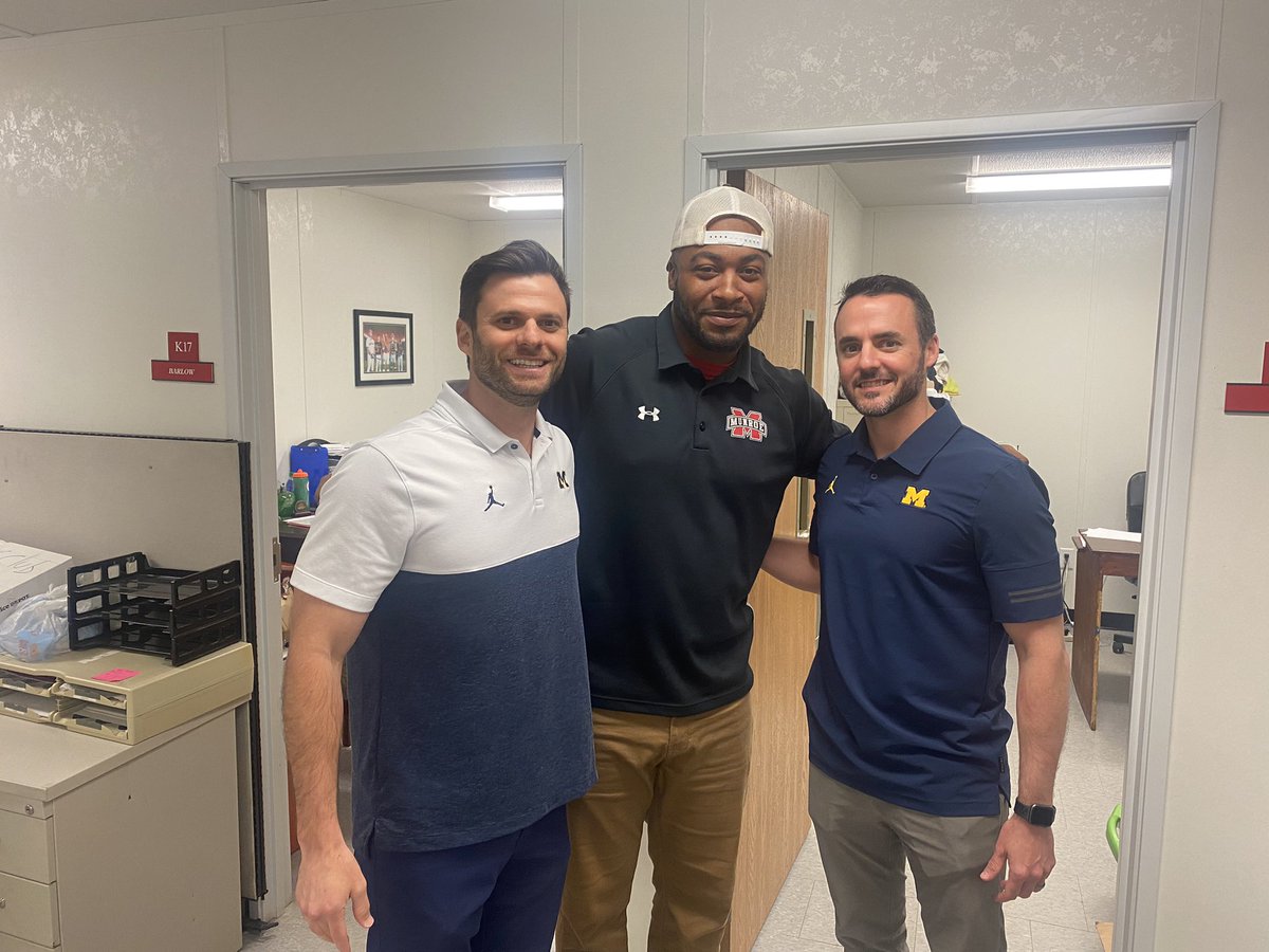 RussellEllingt4's tweet image. Thankful beyond measure that @UMichFootball and @GeorgeHelow @Coach_Minter stopped by @RFM_Athletics to check on our Student Athletes! @CoachKornDawg @CoachJohnson813 @Dwight_XOS