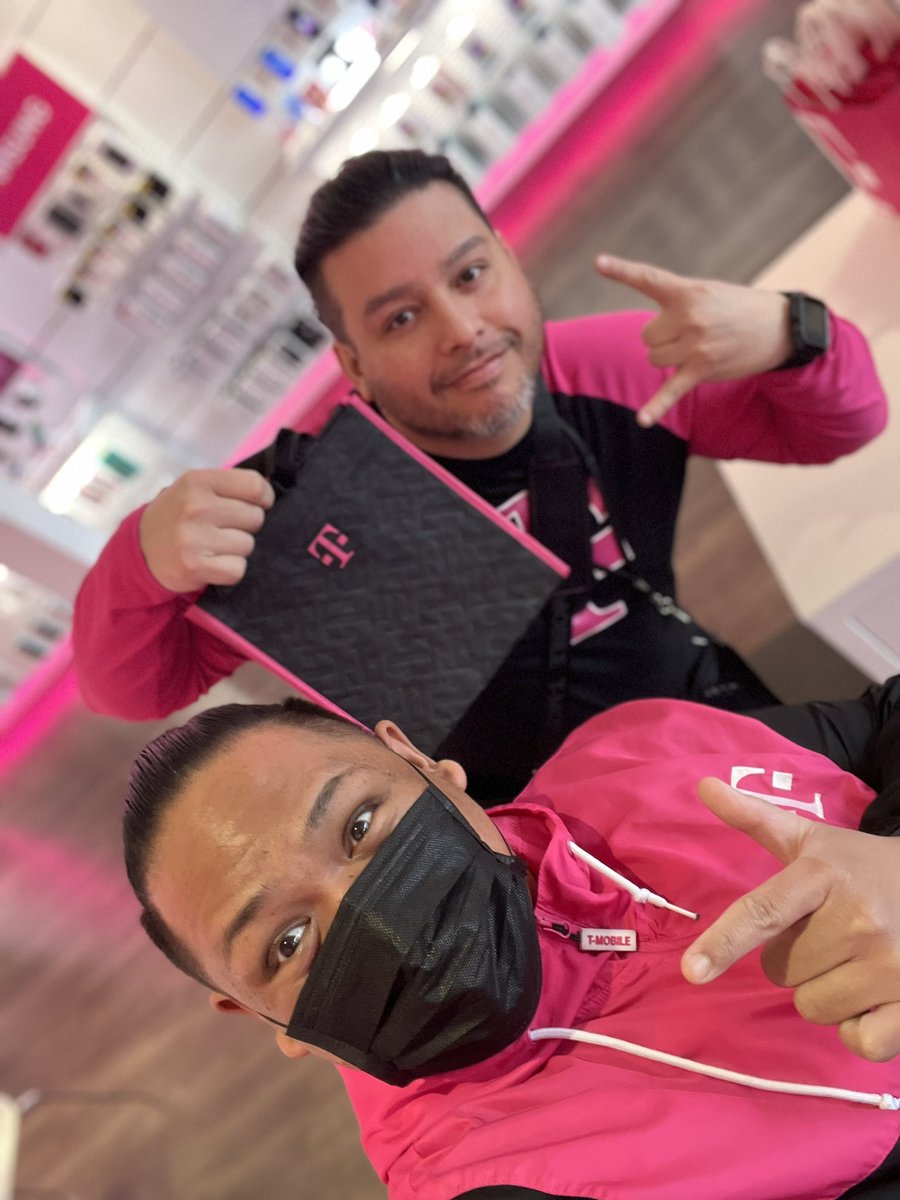 This is what happens when you let <a href="/dzkeith07/">Dione Keith</a> take a picture of you. Did pick up your #TMobileTuesdays #Lunchtote #Tmobile #TheWestWing💸 #HudsonHeat #NEEmipre #BeMagenta #MagentaGear