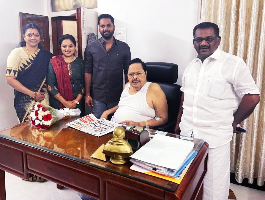 n_sureshrajan's tweet photo. கழக பொதுச் செயலாளரும்,தமிழக நீர்பாசனத்துறை அமைச்சருமான மாண்புமிகு அண்ணன் திரு.துரைமுருகன் அவர்களை எனது குடும்பத்தினருடன் சந்தித்தேன்.அப்போது புதுமண தம்பதியினர் அவரிடம் ஆசி பெற்றுக்கொண்டனர். https://t.co/F1zGsOnLdN