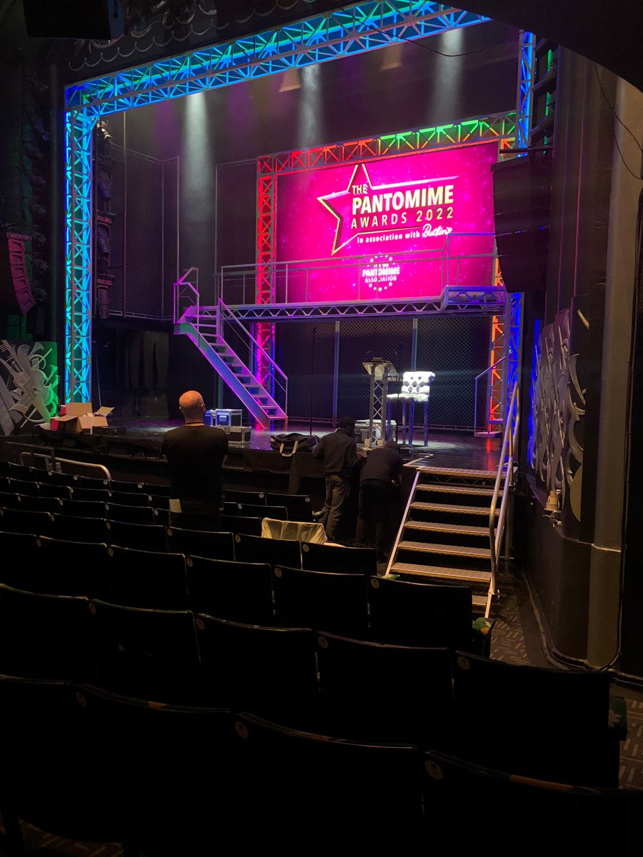 Would you like a sneak peek from behind the stage of the <a href="/UKPantomime/">UK Pantomime Association</a> #Panto Awards 2022, which take place tonight at the <a href="/TrafTheatre/">Trafalgar Theatre</a> in London’s West End hosted by Christopher Biggins? OH YES YOU WOULD..........