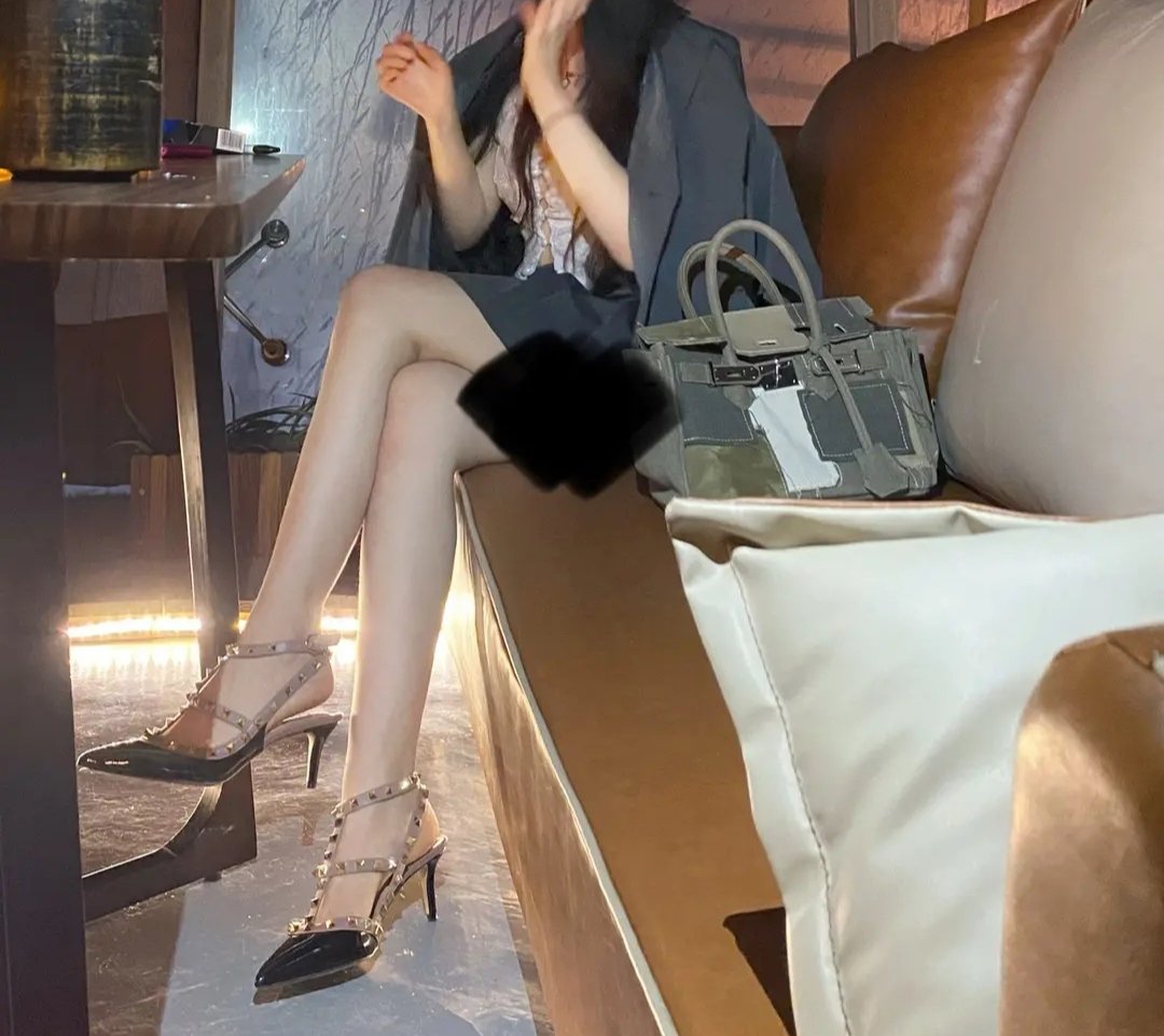 linwen71's tweet photo. 怎么一直盯着祖宗的鞋缝还有脚后跟看，在公共场合就忍不住了？舌头伸进来感受着脚底和鞋垫的双重刺激，狗鸡巴不停的流水，这次允许你从鞋缝还有脚后跟插进来，但你要再忍不住把精液射脚底上，祖宗就���沾满精液的脚底呼你脸上

#脚奴 #长靴  #女s #美腿 #女性崇拜 #男奴  #羞辱 #踩踏 #贡奴 #任务 https://t.co/xkg8eO7Jxh
