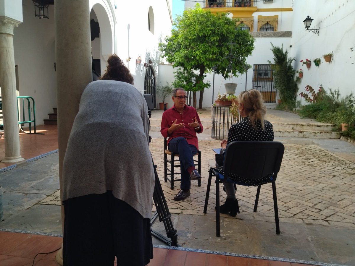 Intensa y emocionante jornada en la Utrera de mis entrañas. Después de 3 horas de grabación para el documental de las Iltmas Fernanda y Bernarda, solo tengo -para la productora Lafilmahora, Rocio, Diego, el equipo técnico y el Ayuntamiento-, 3 palabras: Un millón de gracias.